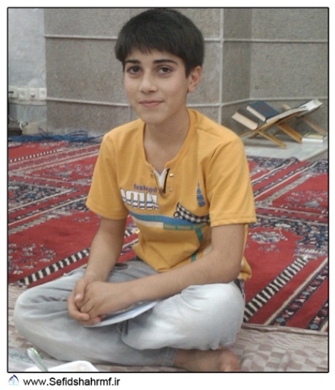 نوجوان معتکف در مراسم اعتکاف سال نود در مسجد جامع